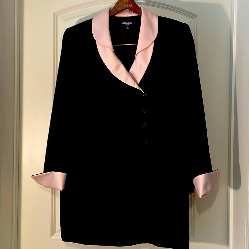 2 piece fully lined elegant Jones Wear suit, size 12.  Black/pink. (000100)